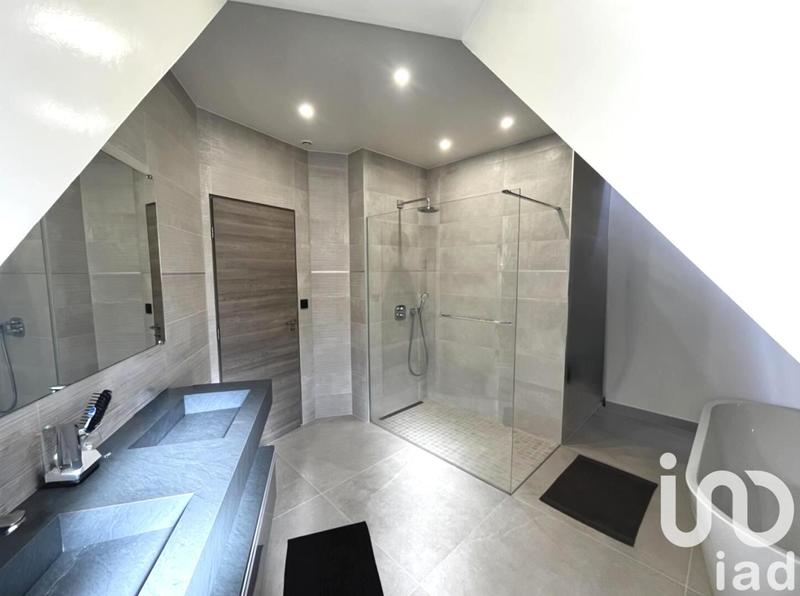 Maison - 240 m² - 10 pièces