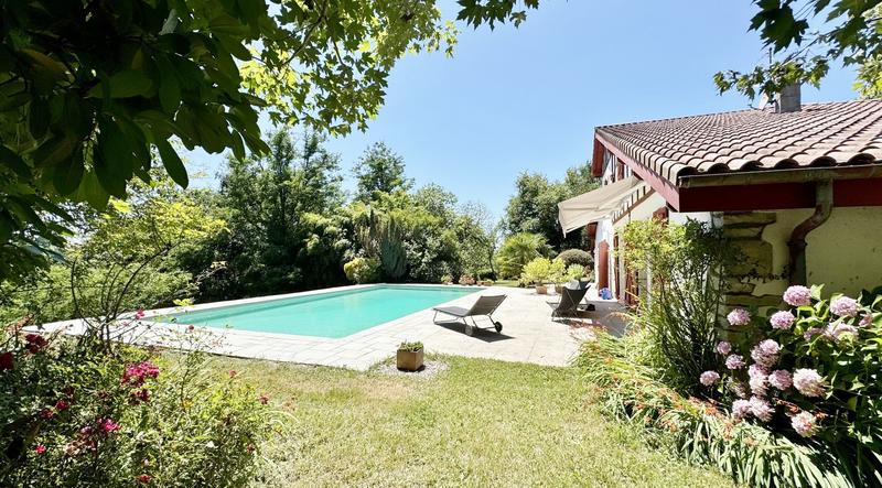 Maison - 230 m² - 7 pièces