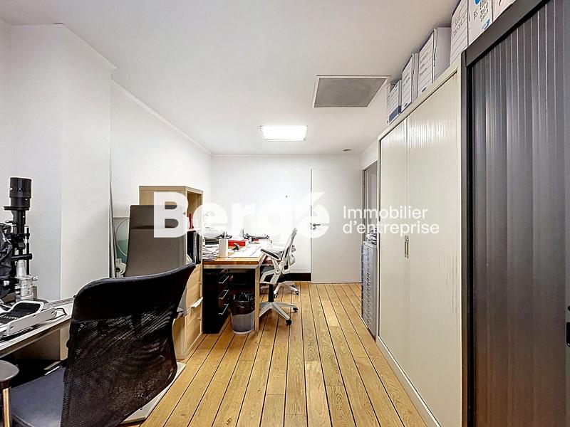 Local commercial - 235 m² - 18 pièces