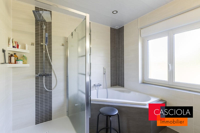 Maison - 216 m² - 7 pièces