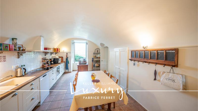 Maison - 200 m² - 9 pièces