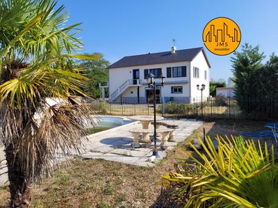 Maison - 240 m² - 8 pièces