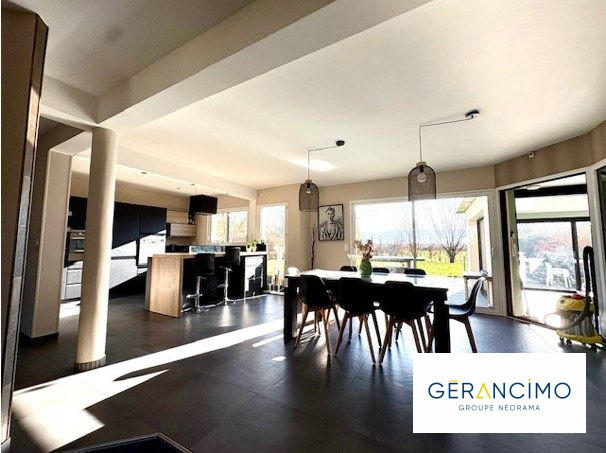 Maison - 241 m² - 7 pièces