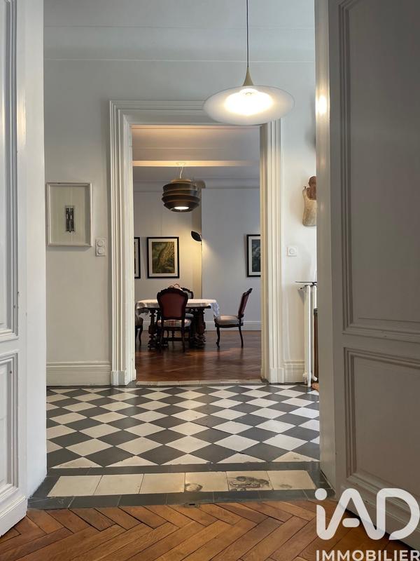 Maison - 270 m² - 9 pièces