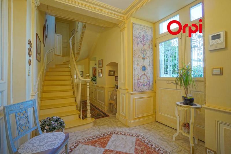 Propriété - 360 m² - 8 pièces