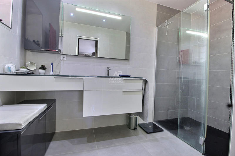 Maison - 184 m² - 8 pièces