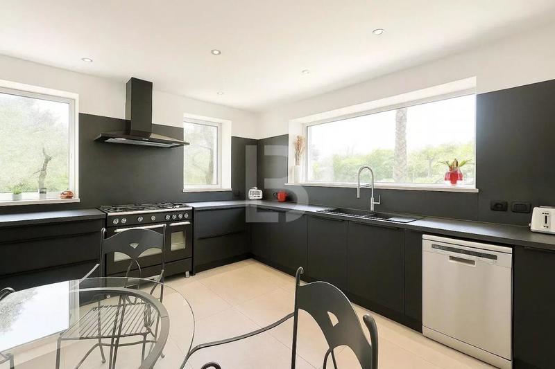 Propriété - 190 m² - 8 pièces