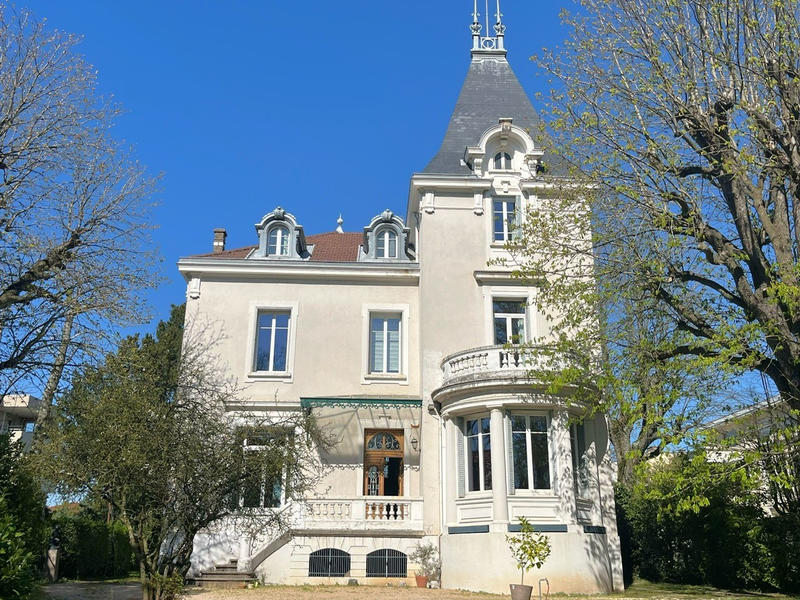 Propriété - 284 m² - 11 pièces