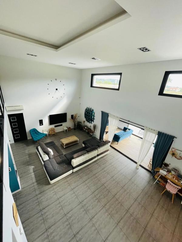 Villa - 243 m² - 9 pièces