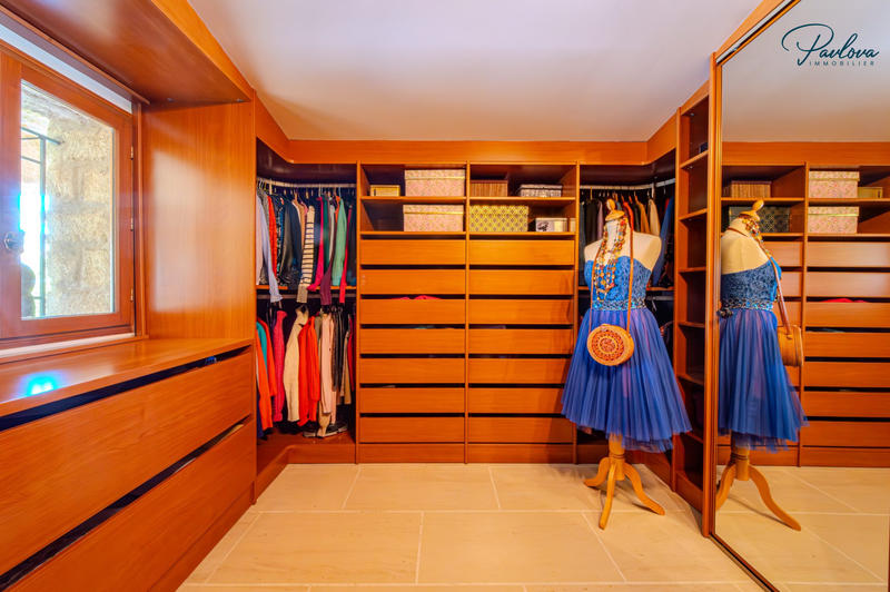 Maison traditionnelle - 280 m² - 6 pièces