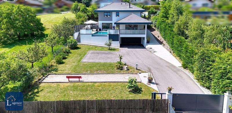 Maison - 304 m² - 8 pièces