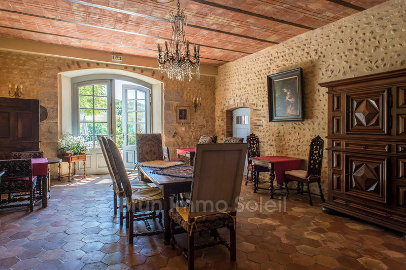 Maison - 904 m² - 23 pièces