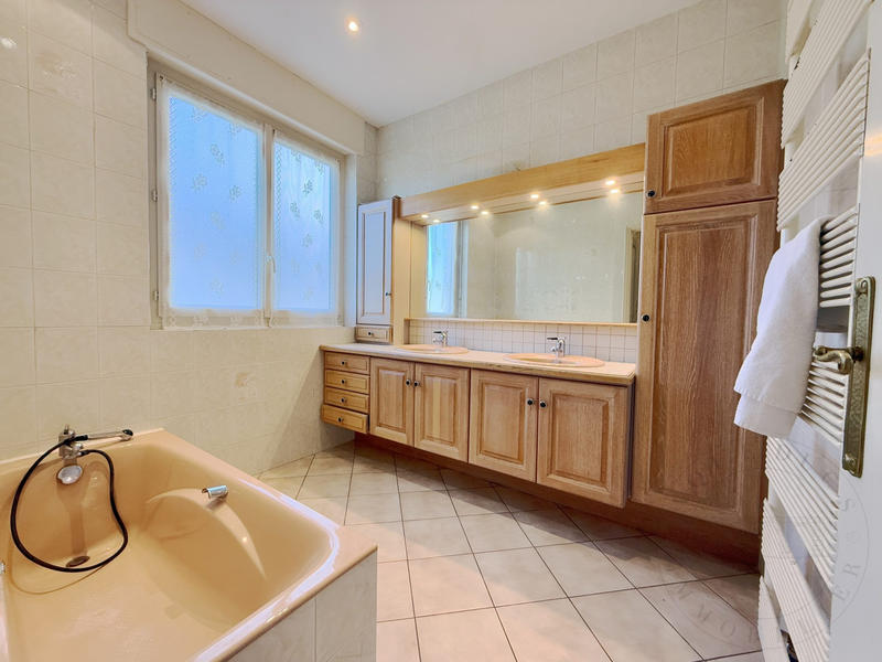 Maison traditionnelle - 282 m² - 8 pièces