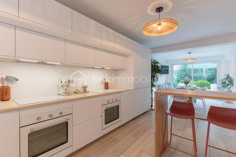 Maison - 270 m² - 11 pièces