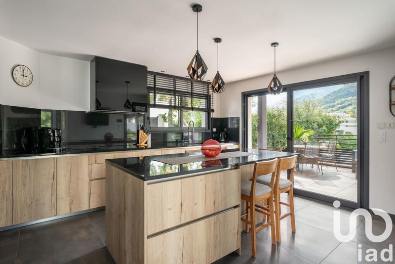 Maison - 220 m² - 7 pièces