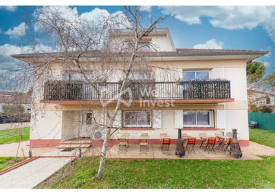 Maison traditionnelle - 237 m² - 10 pièces