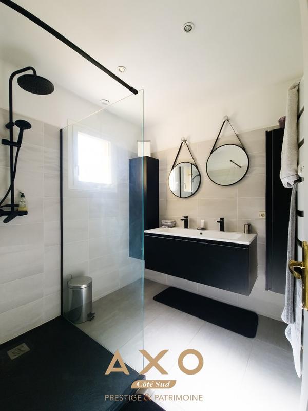 Maison - 230 m² - 8 pièces