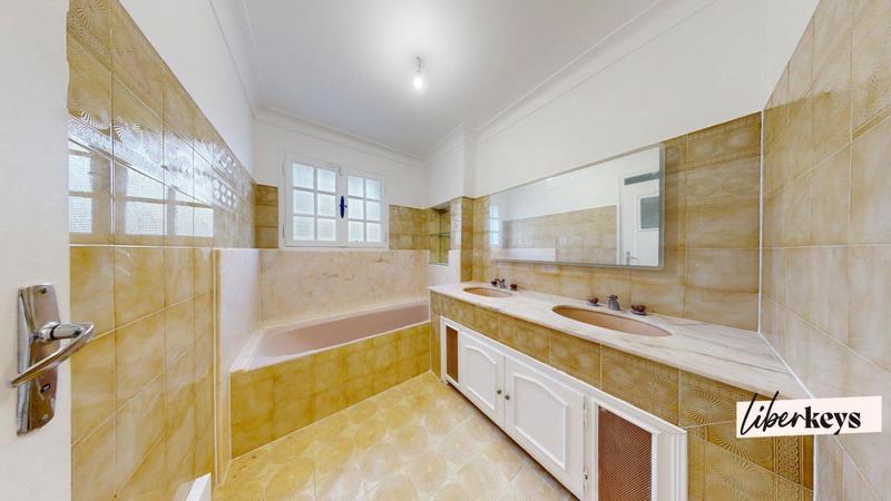 Maison - 280 m² - 12 pièces