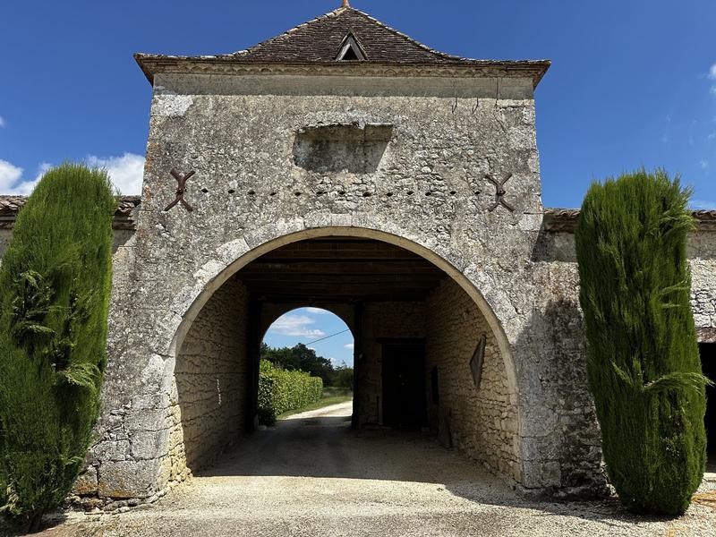 Maison ancienne - 380 m² - 11 pièces