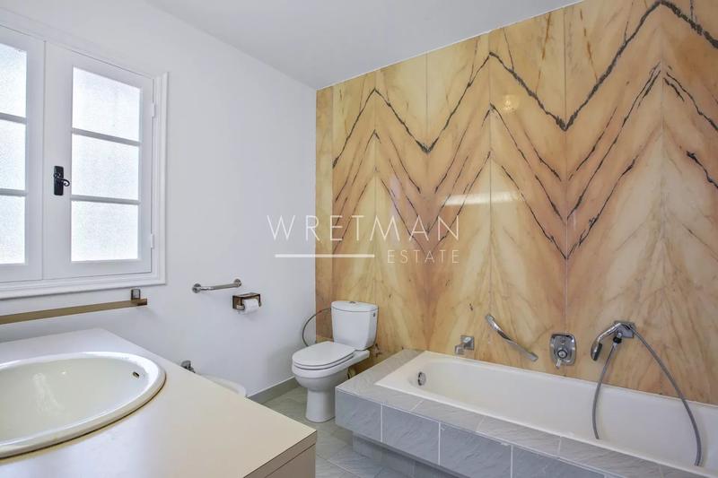 Villa - 233 m² - 6 pièces