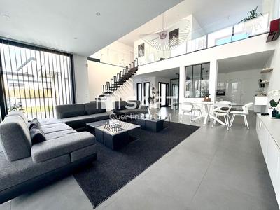 Maison - 187 m² - 9 pièces