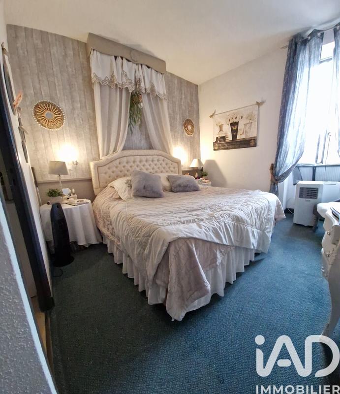 Maison - 1 300 m² - 20 pièces