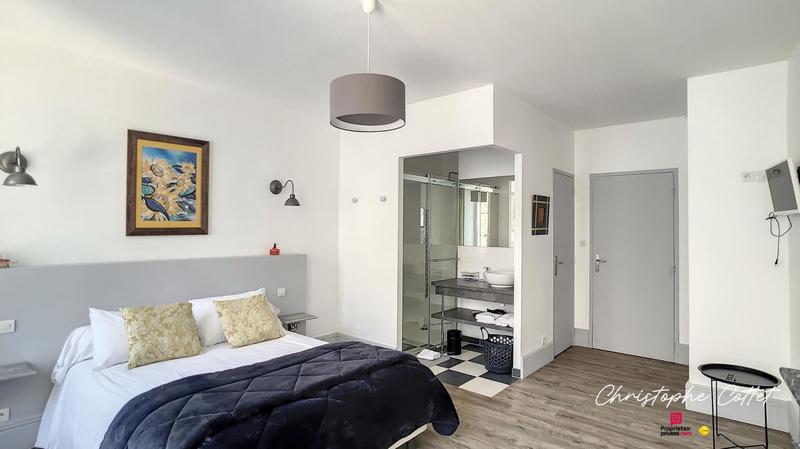 Maison - 330 m² - 9 pièces