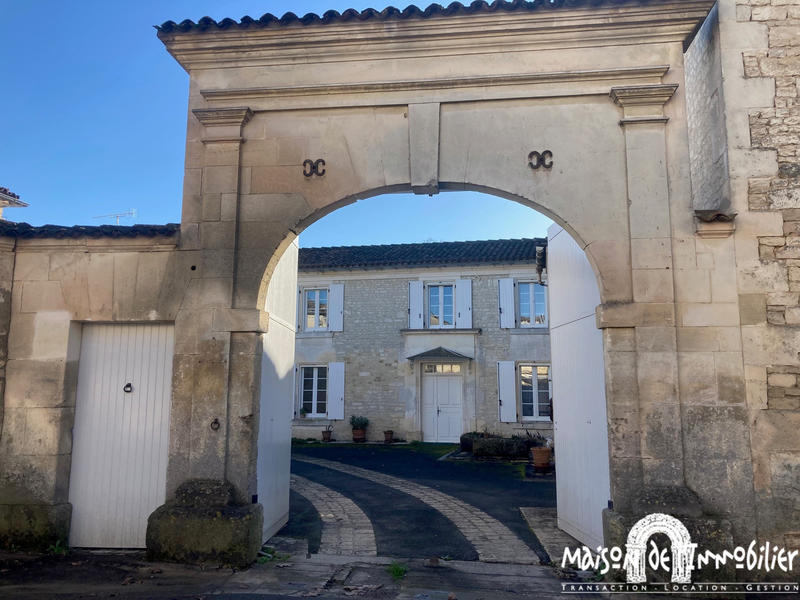 Maison - 353 m² - 9 pièces