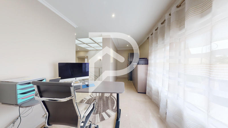 Maison - 235 m² - 8 pièces