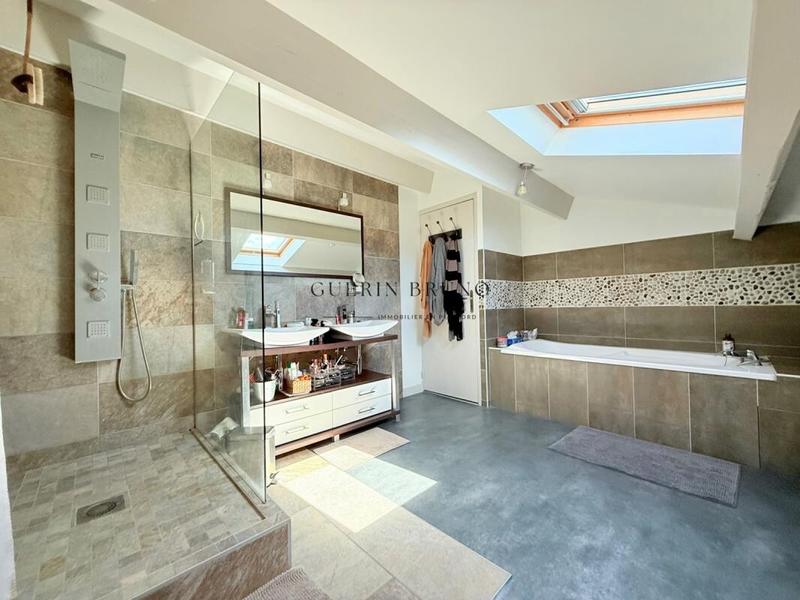 Maison - 201 m² - 7 pièces