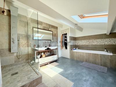 Maison - 201 m² - 7 pièces