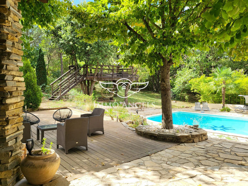 Maison traditionnelle - 275 m² - 8 pièces