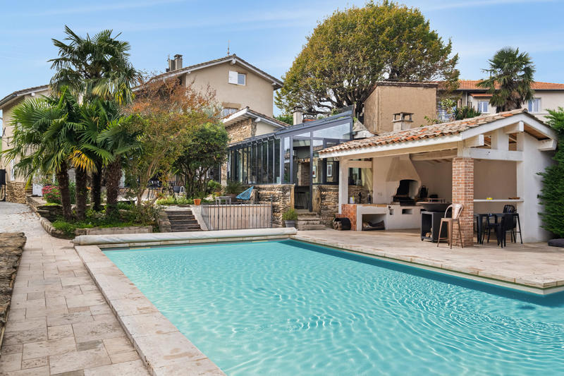 Maison - 270 m² - 8 pièces