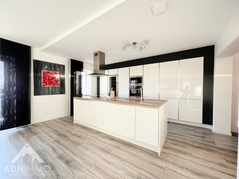 Maison - 290 m² - 8 pièces