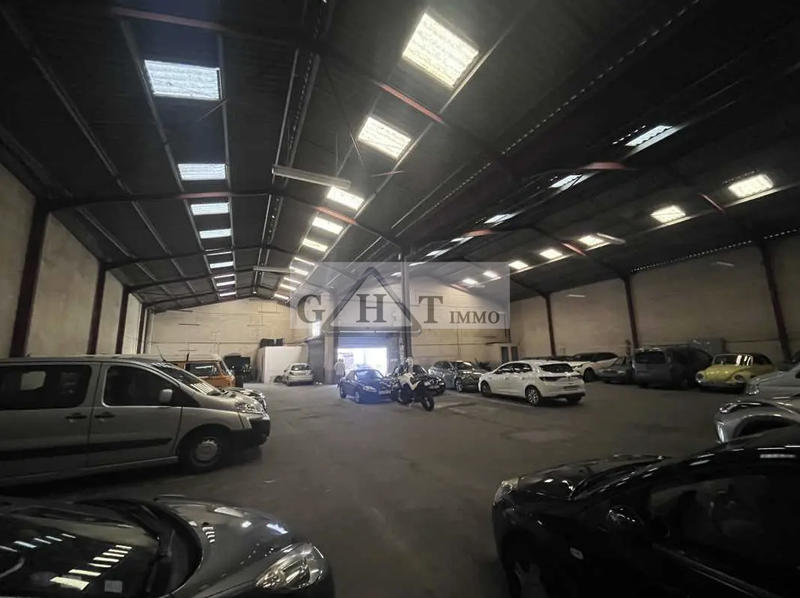 Entrepôt - 1 800 m²