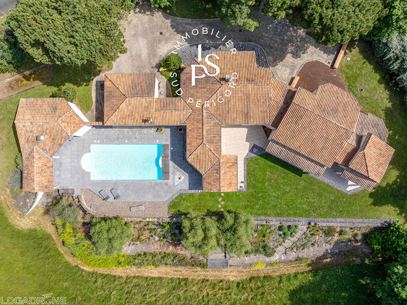 Maison - 242 m² - 9 pièces