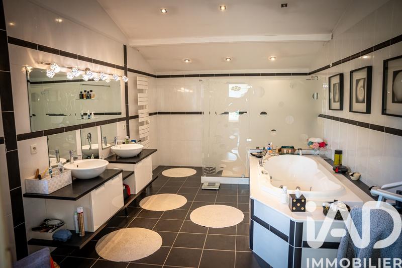 Maison - 332 m² - 6 pièces