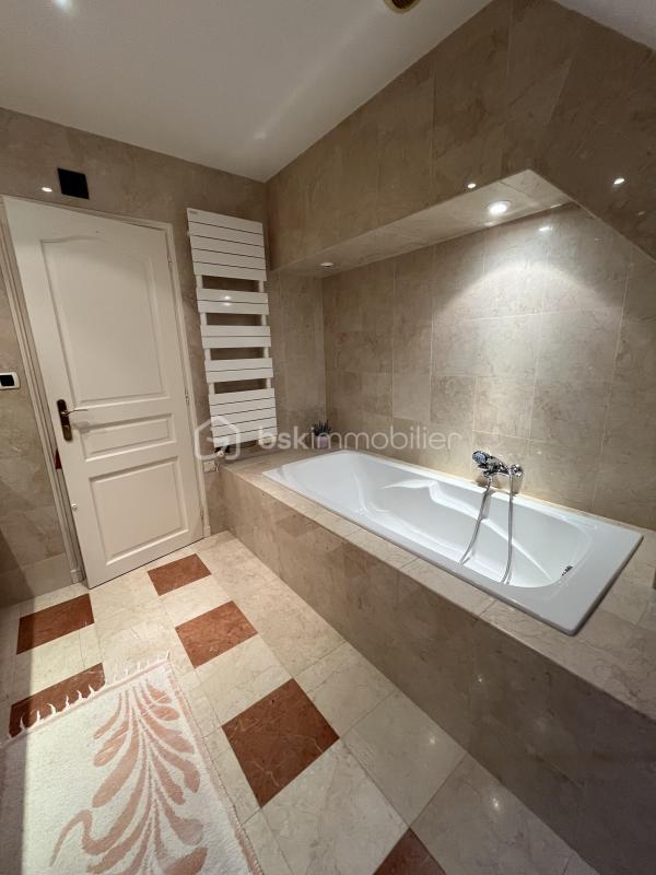 Pavillon - 220 m² - 9 pièces