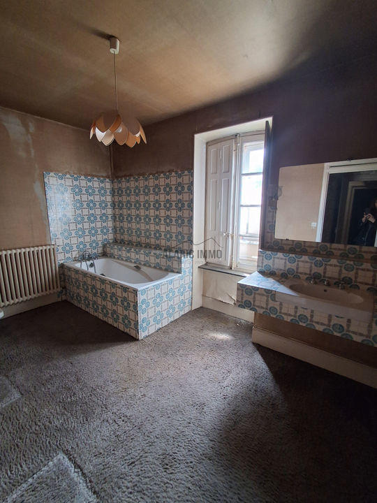 Maison - 950 m² - 42 pièces