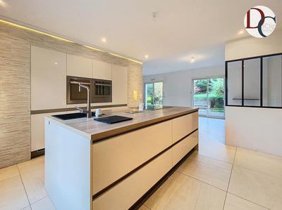 Maison - 203 m² - 8 pièces