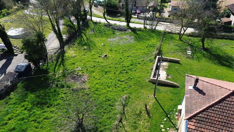 Terrain constructible - 1 035 m²