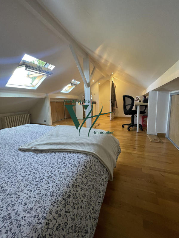 Maison traditionnelle - 147 m² - 9 pièces