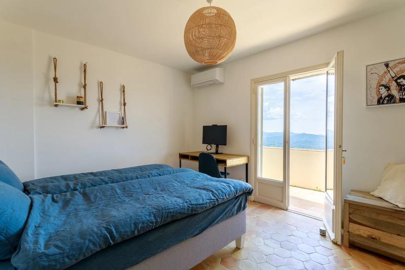 Villa - 235 m² - 9 pièces