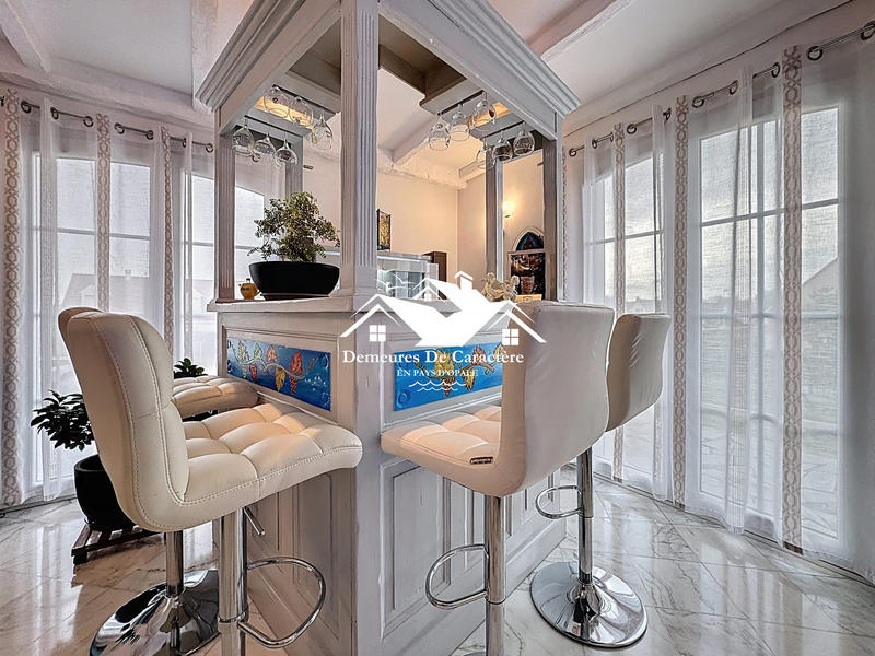 Maison - 230 m² - 9 pièces