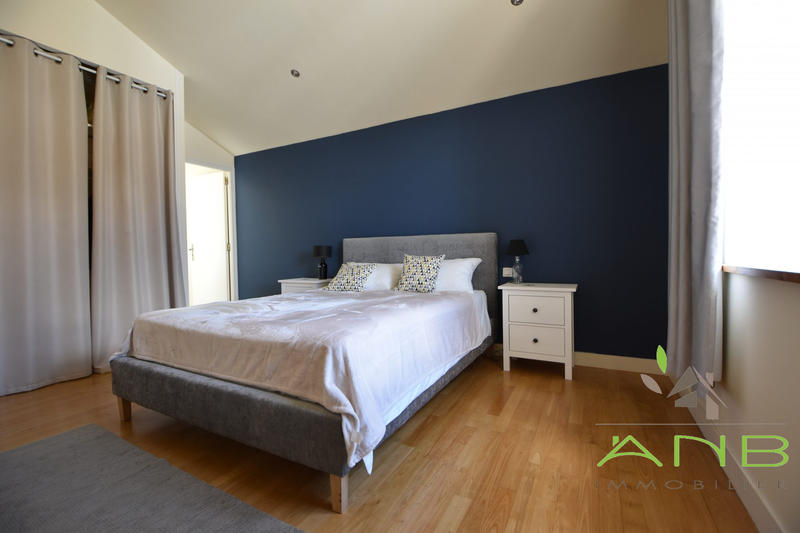 Maison - 305 m² - 8 pièces