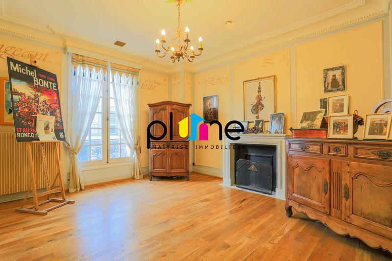 Maison - 973 m² - 17 pièces