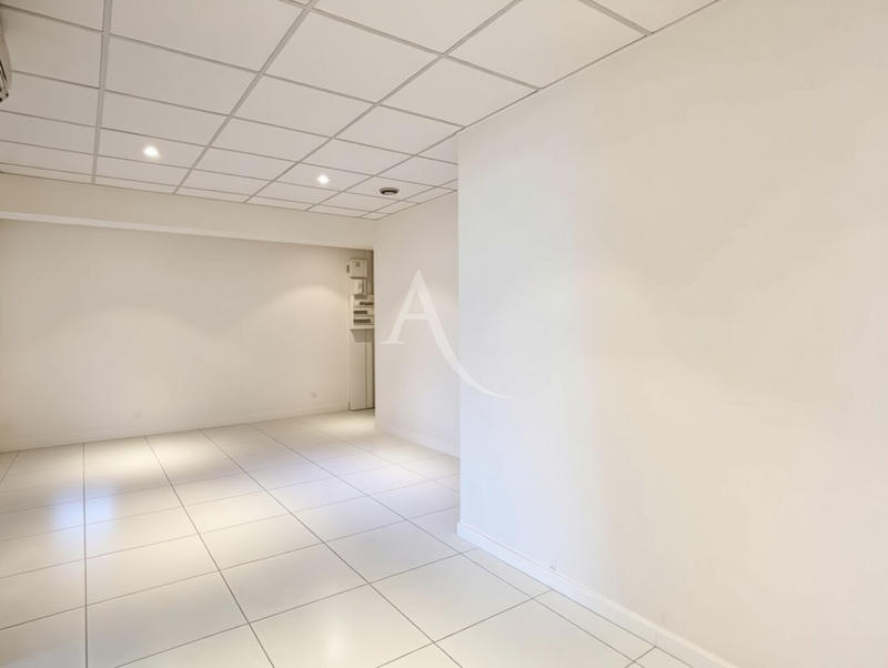 Local d'activité / Entrepôt - 81 m² - 5 pièces