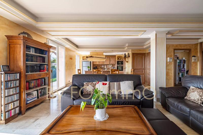 Maison - 240 m² - 8 pièces