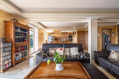 Maison - 240 m² - 8 pièces