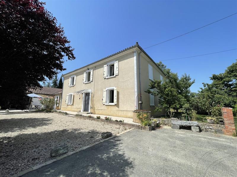 Maison ancienne - 240 m² - 10 pièces
